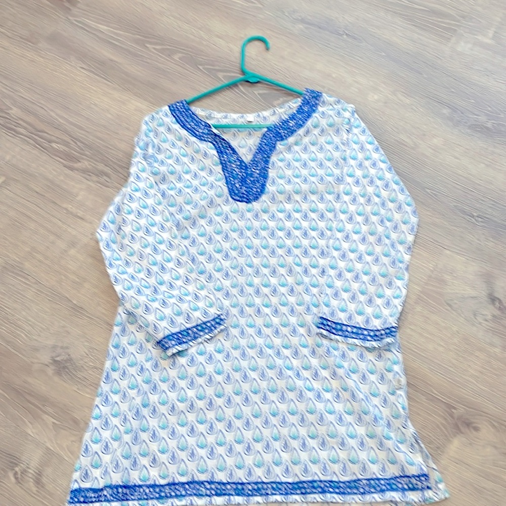 Lightweight long tunic with hand embroidery.